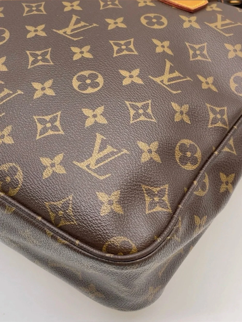 Louis Vuitton Monogram Canvas Messenger Bag crossbody shoulder carry on travel!